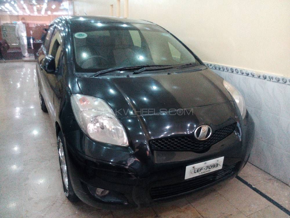 Toyota Vitz 2010 for Sale in Multan Image-1