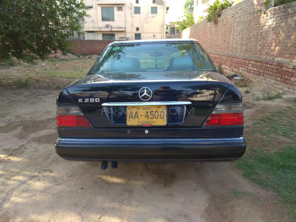 Mercedes Benz E Class 1995 for Sale in Lahore Image-1