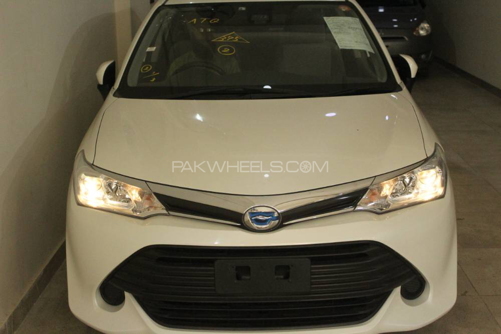 Toyota Corolla Axio 2015 for Sale in Karachi Image-1