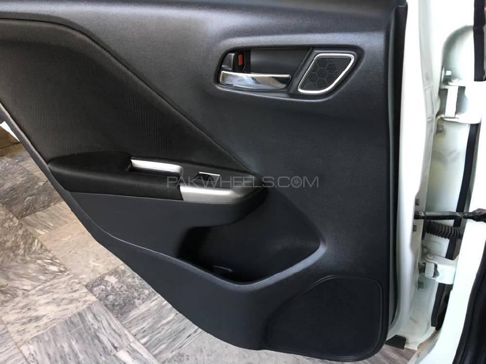 Honda Grace Hybrid 2015 for Sale in Multan Honda Grace Hybrid 2015 for Sale in Multan Image-14