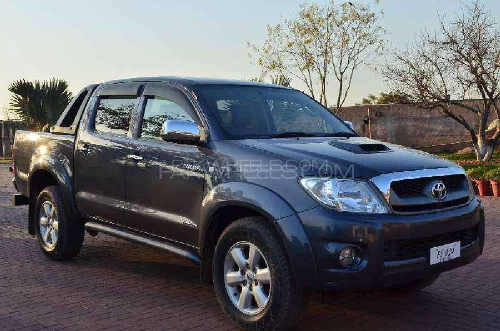 Toyota Hilux 2010 for Sale in Peshawar Image-1