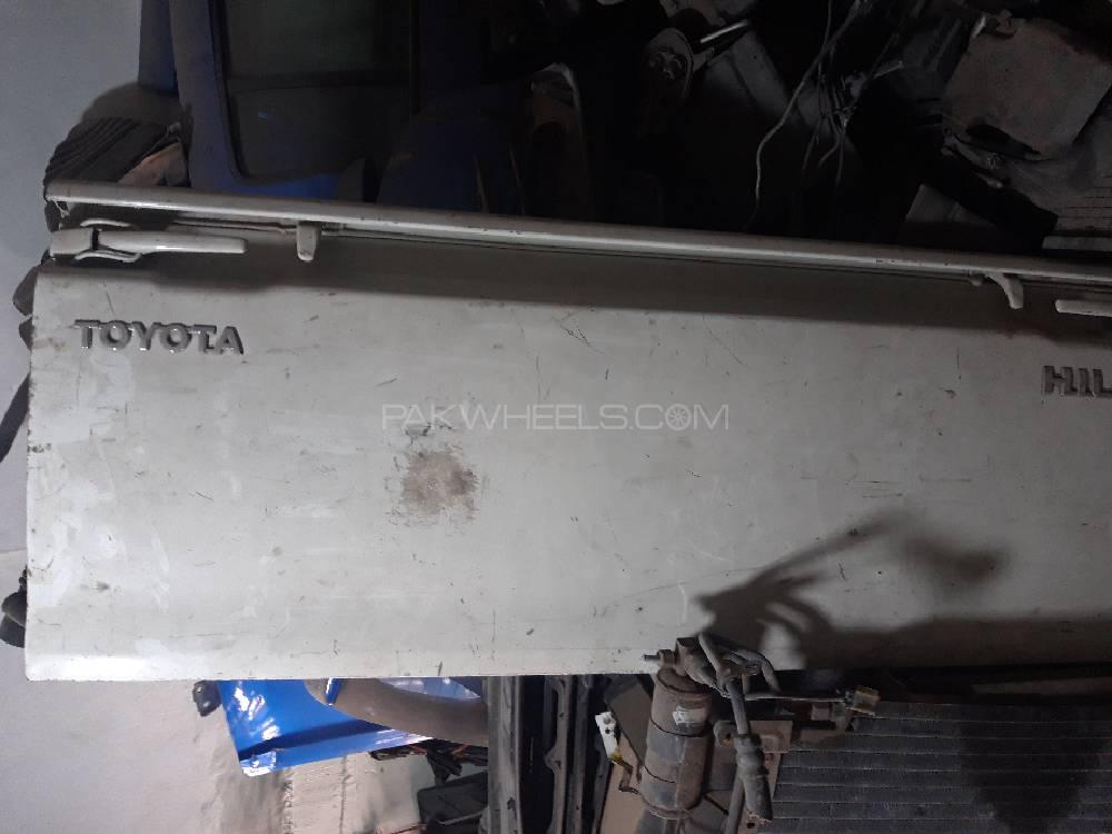 toyota hilux trunk Image-1