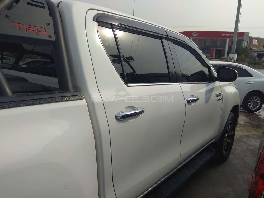 Toyota Hilux 2017 for Sale in Peshawar Toyota Hilux 2017 for Sale in Peshawar Image-4