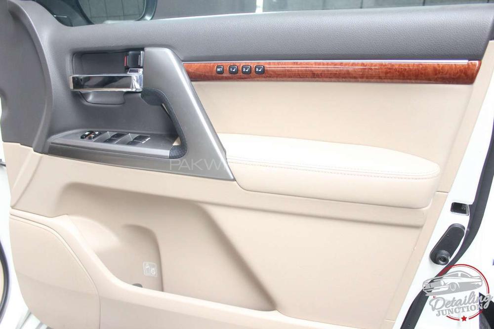 Toyota Land Cruiser 2012 for Sale in Karachi Toyota Land Cruiser 2012 for Sale in Karachi Image-9