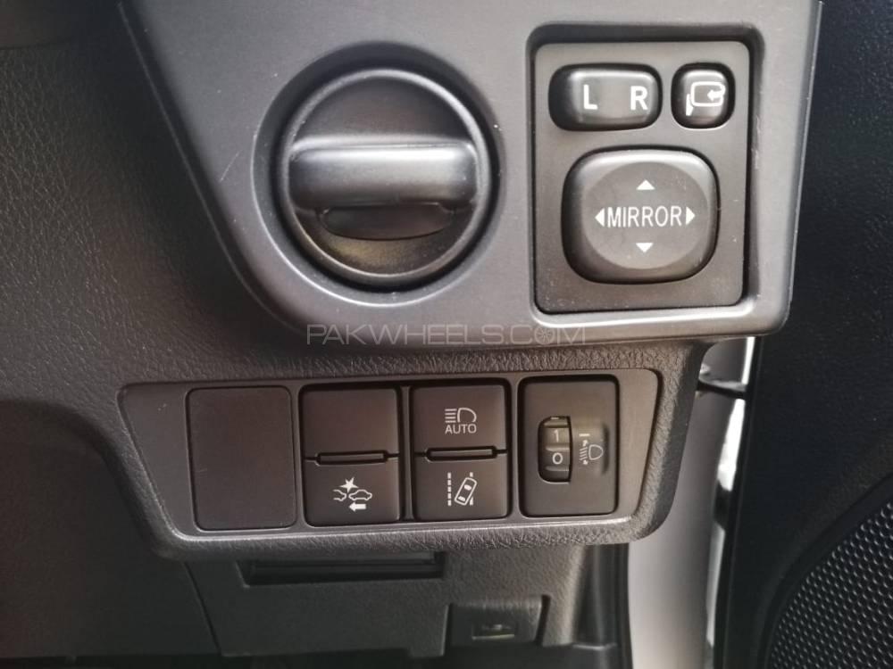 Toyota Corolla Axio 2015 for Sale in Lahore Toyota Corolla Axio 2015 for Sale in Lahore Image-8