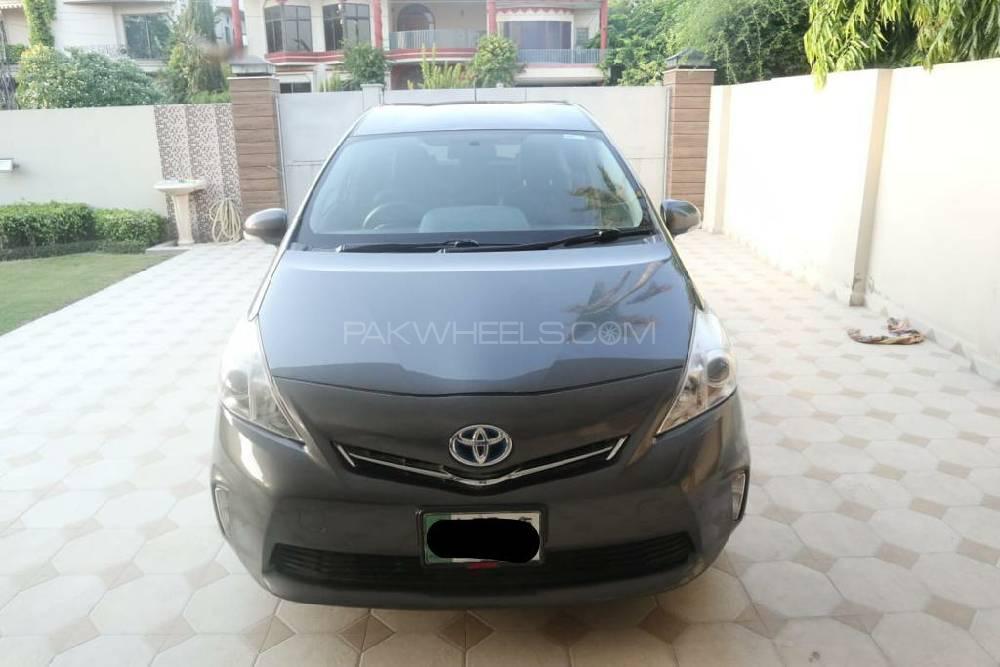 Toyota Prius Alpha 2011 for Sale in Gujranwala Image-1