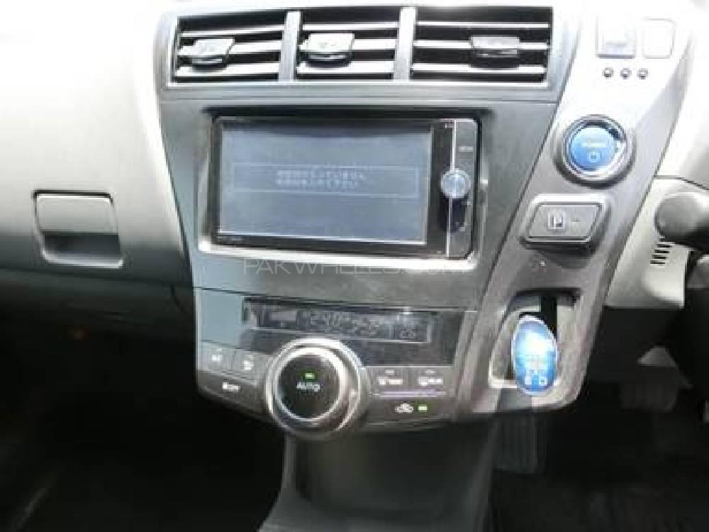 Toyota Prius Alpha 2014 for Sale in Lahore Toyota Prius Alpha 2014 for Sale in Lahore Image-4