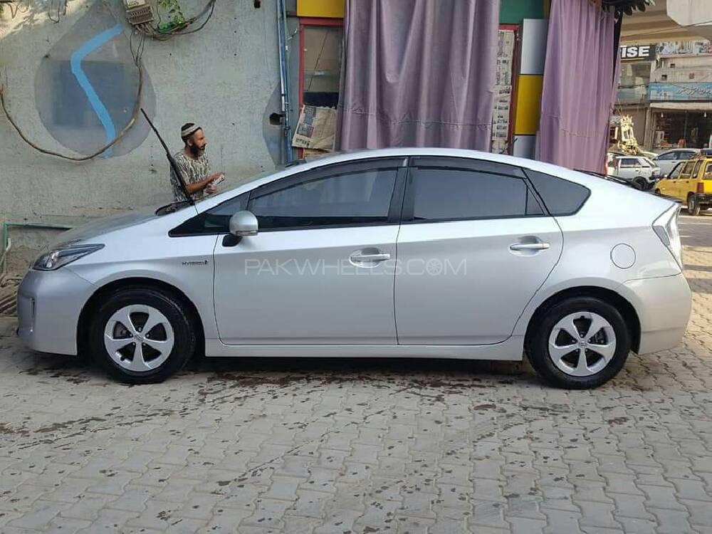 Toyota Prius 2015 for Sale in Lahore Toyota Prius 2015 for Sale in Lahore Image-3