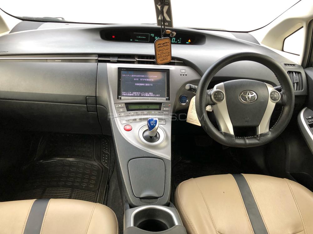 Toyota Prius 2014 for Sale in Karachi Toyota Prius 2014 for Sale in Karachi Image-4