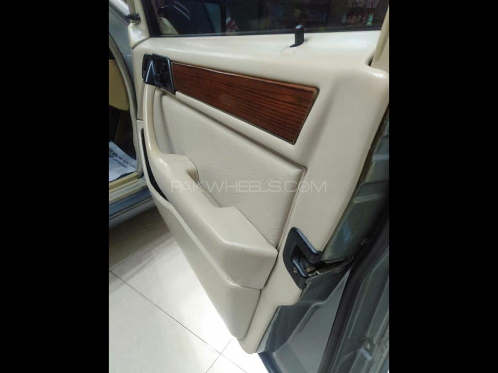 Mercedes Benz 250 D 1990 for Sale in Peshawar Mercedes Benz 250 D 1990 for Sale in Peshawar Image-9