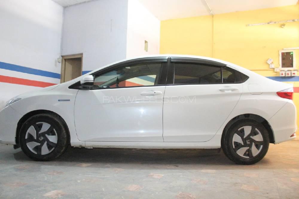Honda Grace Hybrid 2015 for Sale in Peshawar Honda Grace Hybrid 2015 for Sale in Peshawar Image-17