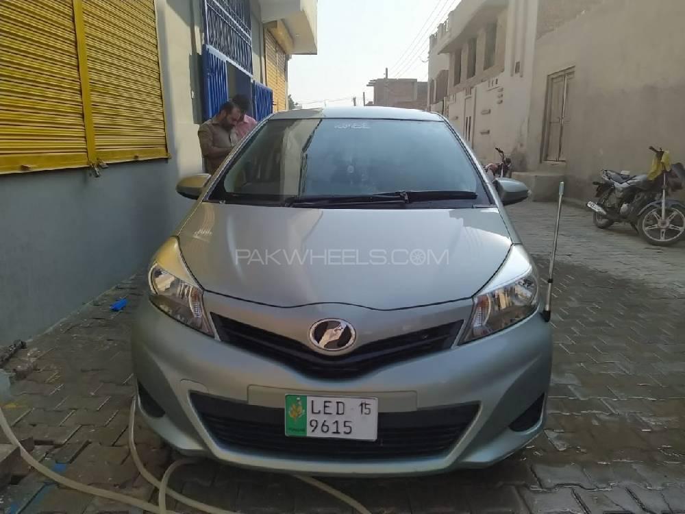Toyota Vitz 2015 for Sale in Muzaffar Gargh Image-1