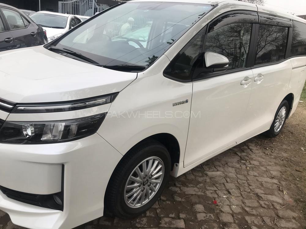 Toyota Voxy 2014 for Sale in Gujranwala Toyota Voxy 2014 for Sale in Gujranwala Image-2
