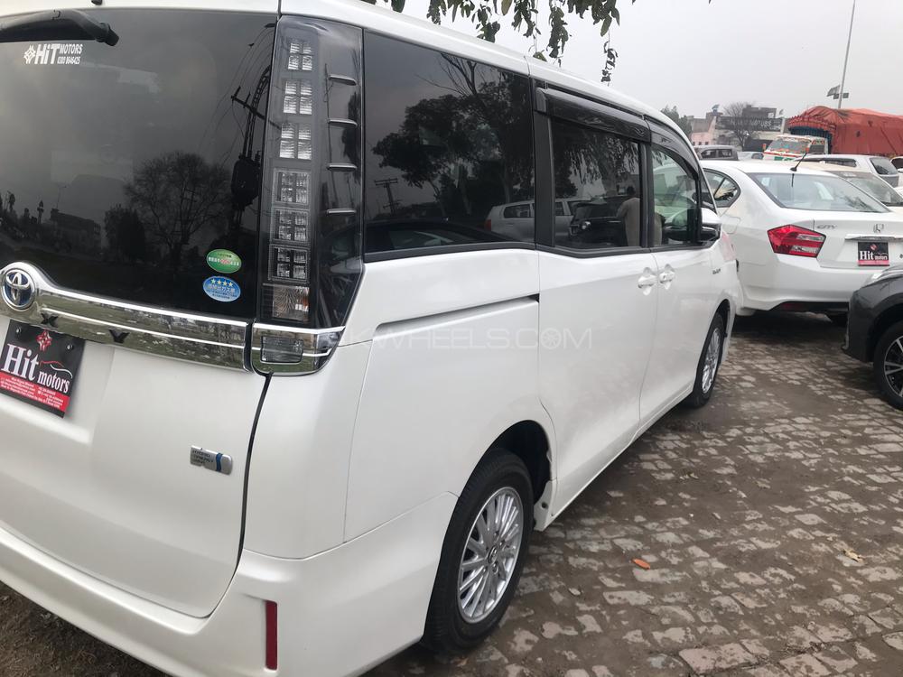 Toyota Voxy 2014 for Sale in Gujranwala Toyota Voxy 2014 for Sale in Gujranwala Image-4