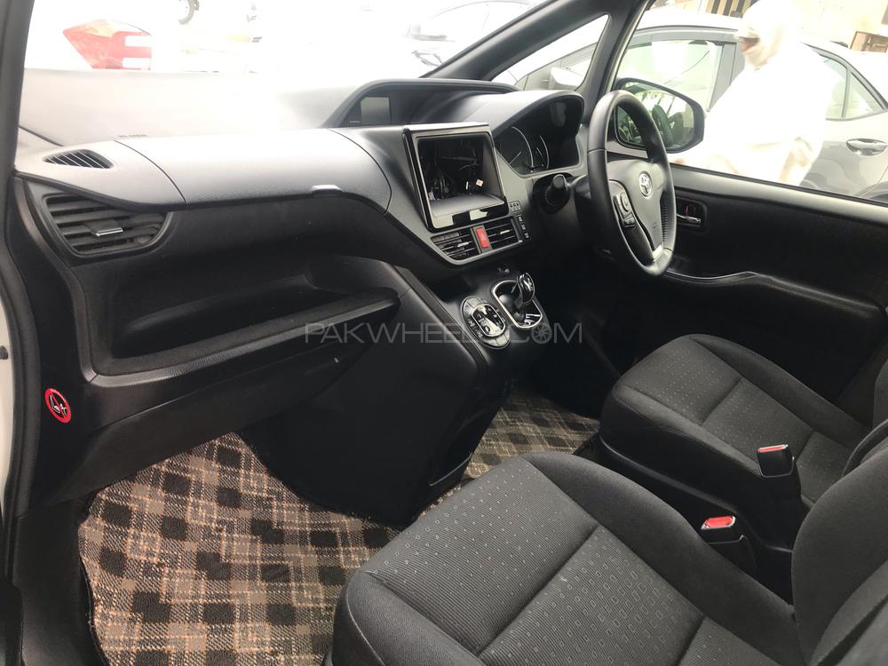 Toyota Voxy 2014 for Sale in Gujranwala Toyota Voxy 2014 for Sale in Gujranwala Image-8