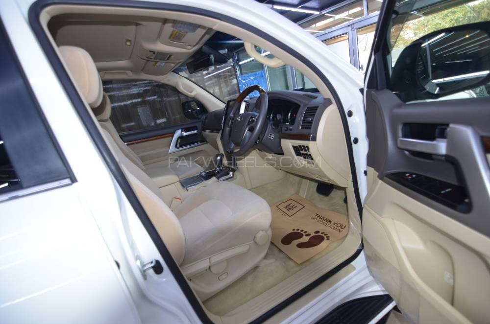 Toyota Land Cruiser 2017 for Sale in Lahore Toyota Land Cruiser 2017 for Sale in Lahore Image-11
