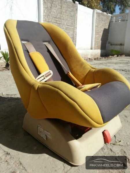Yellow colour car seat for sale. Image-1