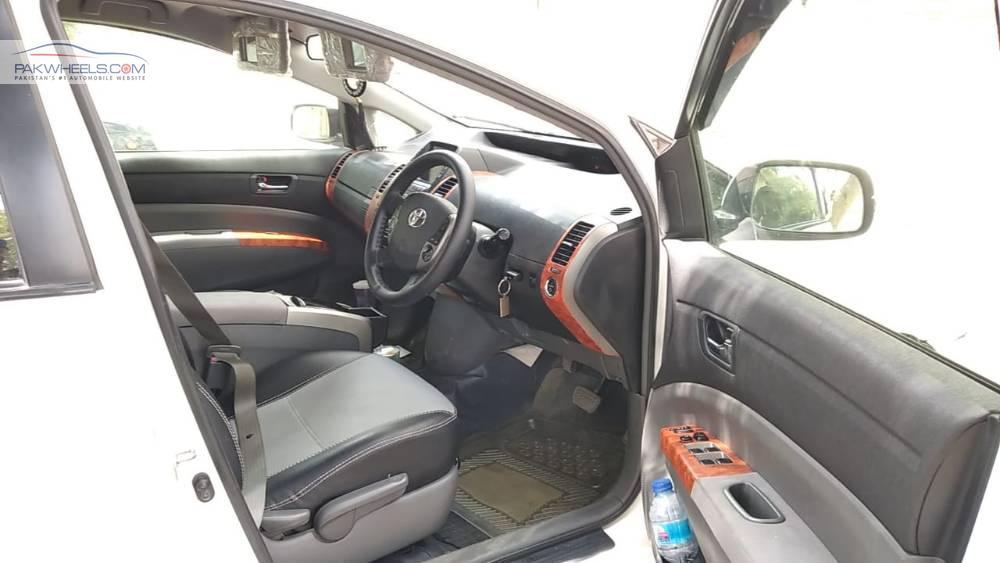 Toyota Prius 2011 for Sale in Karachi Toyota Prius 2011 for Sale in Karachi Image-10