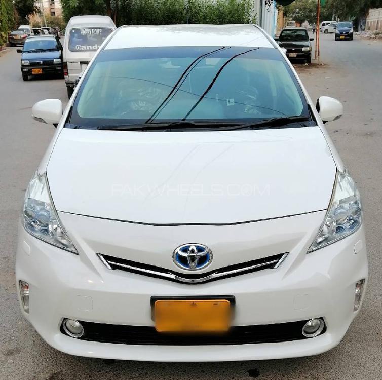 Toyota Prius Alpha 2011 for Sale in Karachi Image-1