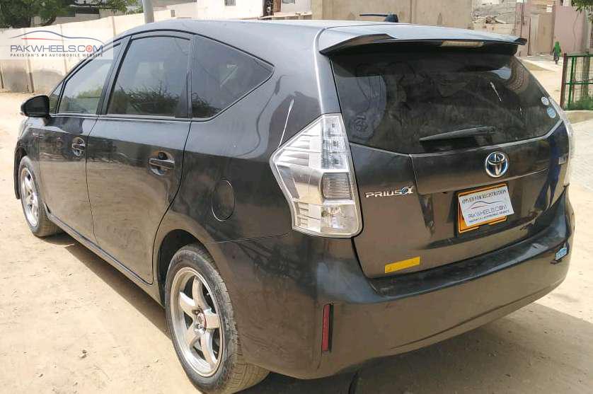 Toyota Prius Alpha 2011 for Sale in Karachi Toyota Prius Alpha 2011 for Sale in Karachi Image-4