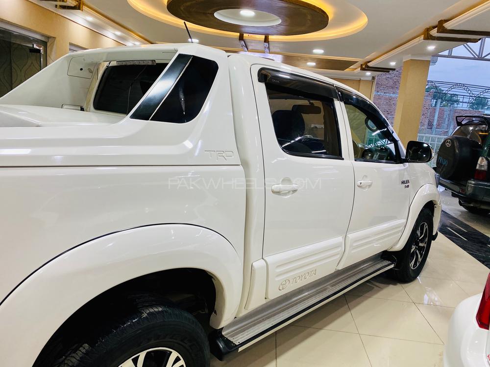 Toyota Hilux 2016 for Sale in Peshawar Toyota Hilux 2016 for Sale in Peshawar Image-12