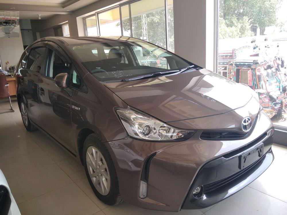 Toyota Prius Alpha 2017 for Sale in Karachi Image-1