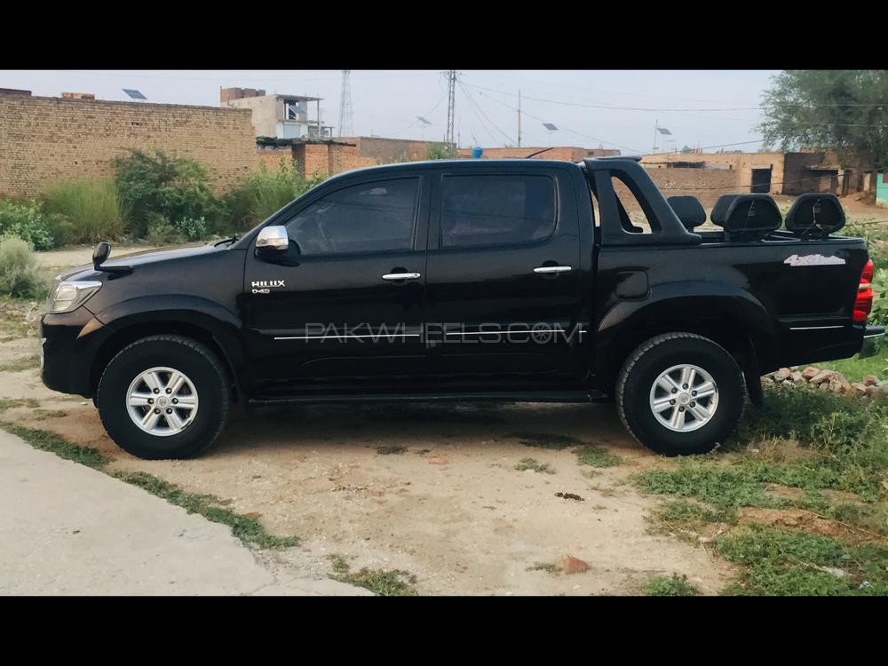 Toyota Hilux 2013 for Sale in Mian Wali Image-1