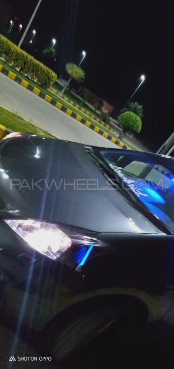 Toyota Prius Alpha - 2015  Toyota Prius Alpha - 2015  Image-2