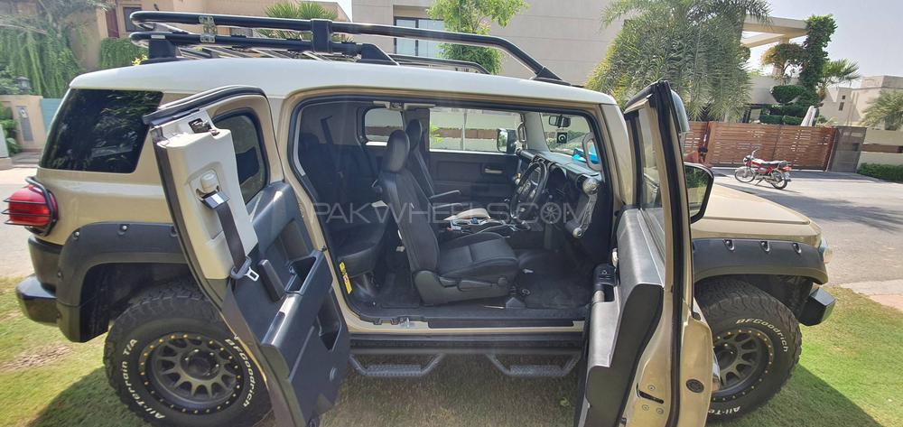 Toyota Fj Cruiser 2011 for Sale in Lahore Toyota Fj Cruiser 2011 for Sale in Lahore Image-10