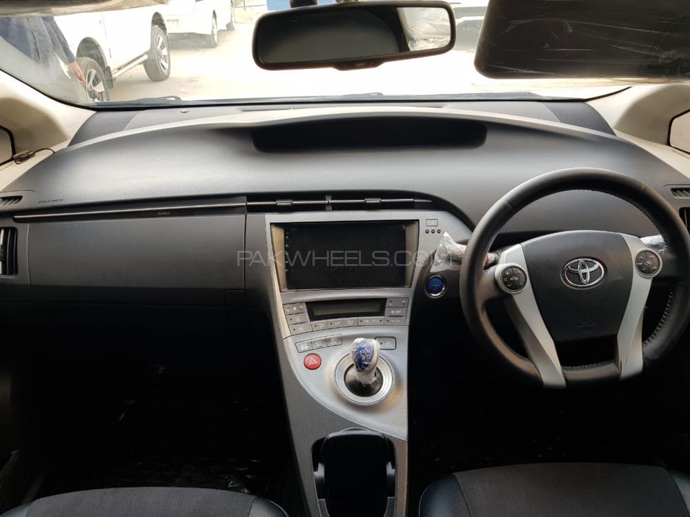 Toyota Prius 2014 for Sale in Karachi Toyota Prius 2014 for Sale in Karachi Image-3