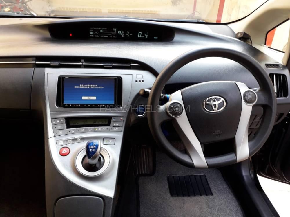Toyota Prius 2013 for Sale in Multan Toyota Prius 2013 for Sale in Multan Image-9