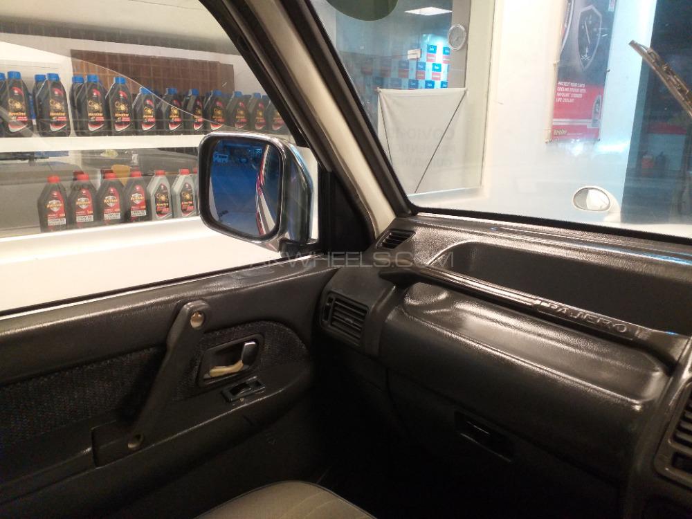 Mitsubishi Pajero 1993 for Sale in Lahore Mitsubishi Pajero 1993 for Sale in Lahore Image-10