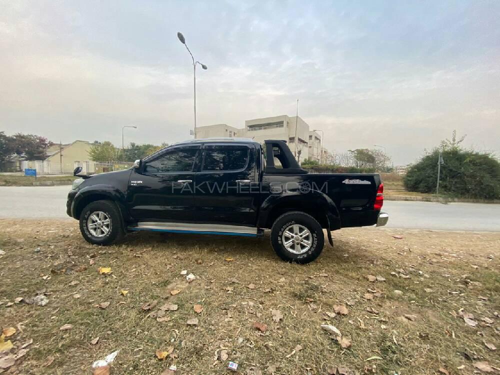 Toyota Hilux 2015 for Sale in Islamabad Image-1