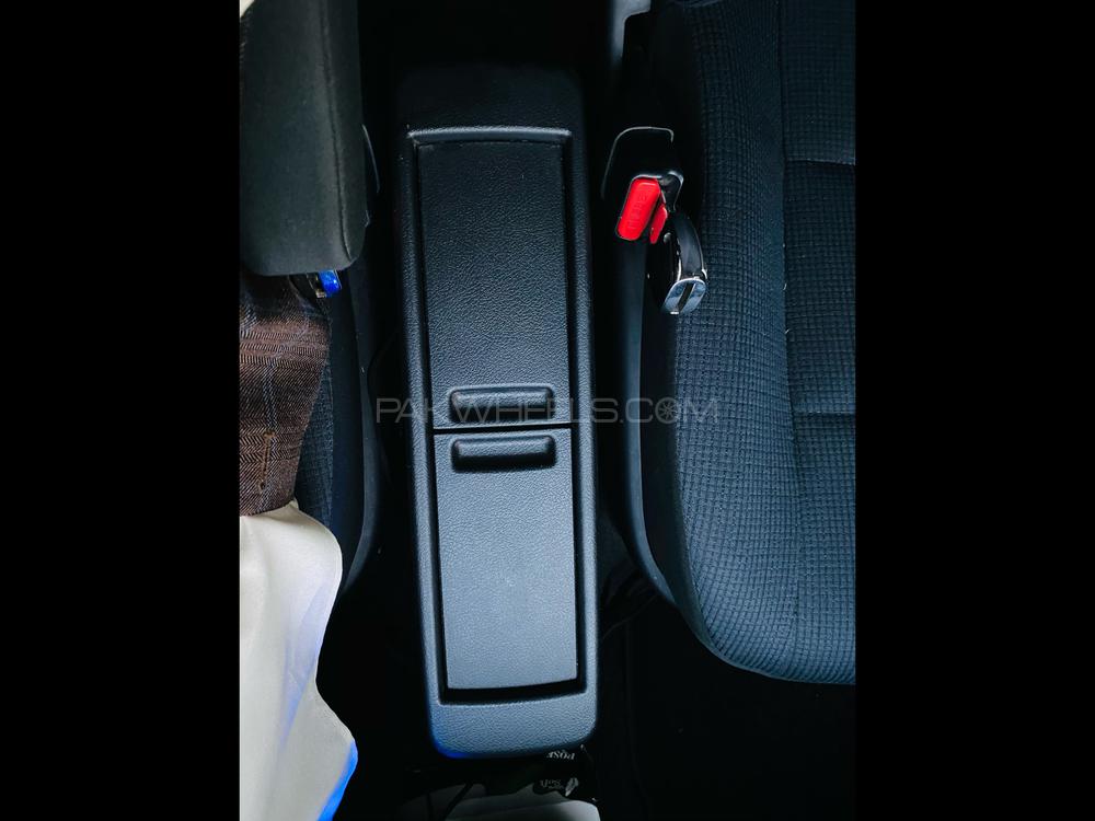 Toyota Sienta 2017 for Sale in Lahore Toyota Sienta 2017 for Sale in Lahore Image-10