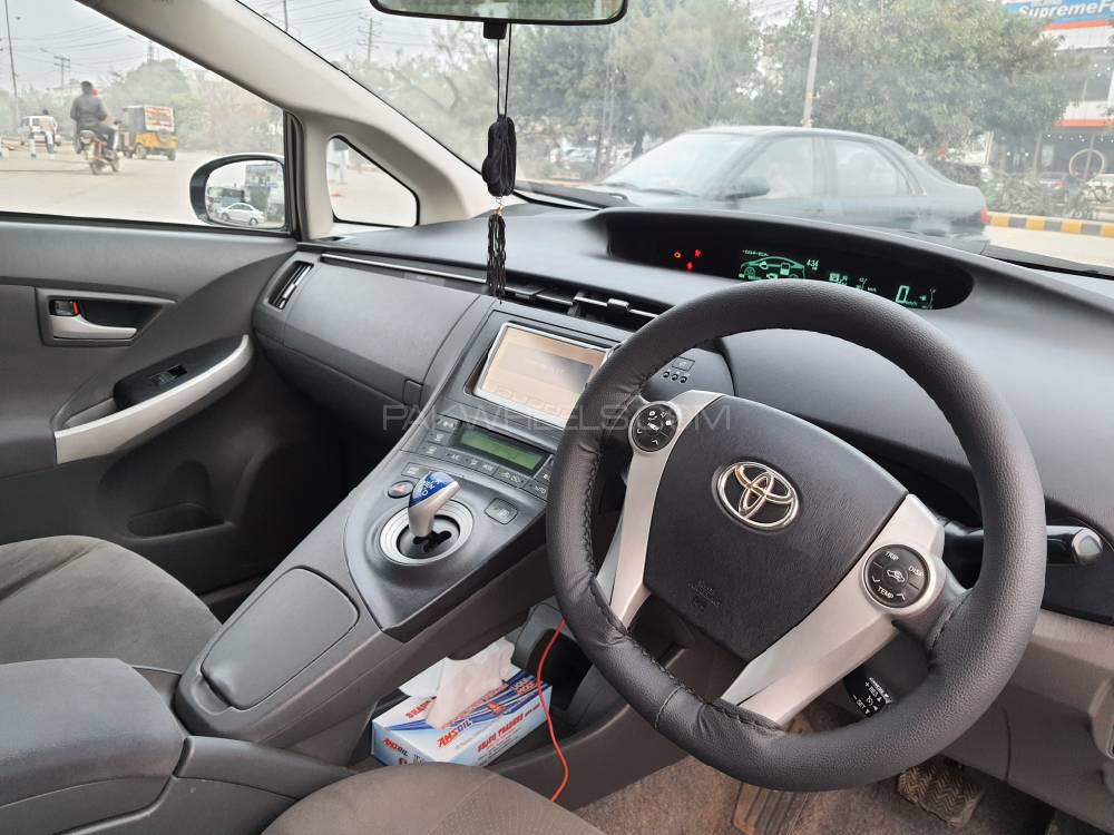 Toyota Prius 2010 for Sale in Lahore Toyota Prius 2010 for Sale in Lahore Image-12