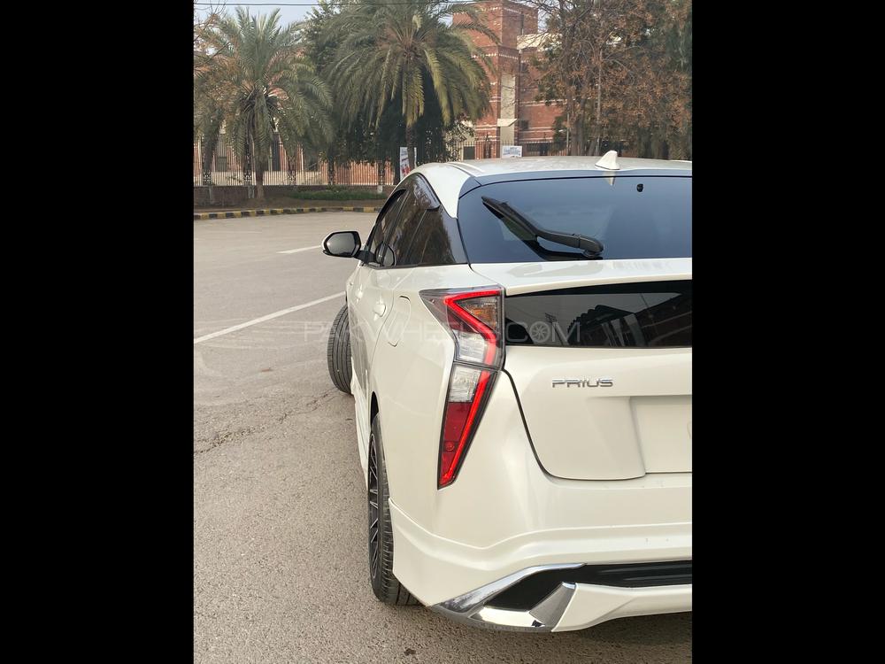 Toyota Prius 2017 for Sale in Lahore Toyota Prius 2017 for Sale in Lahore Image-7