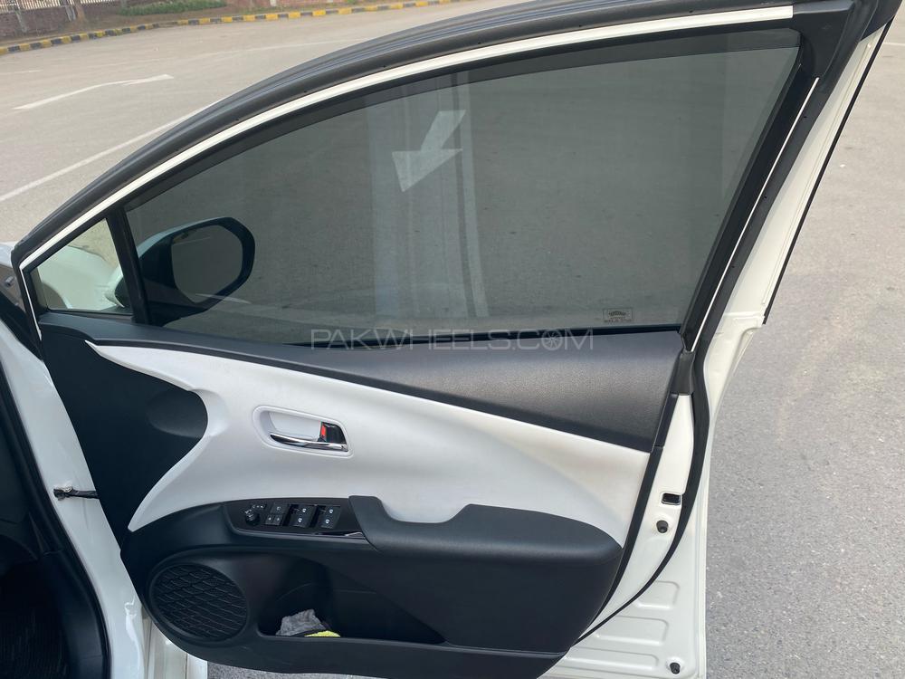 Toyota Prius 2017 for Sale in Lahore Toyota Prius 2017 for Sale in Lahore Image-11