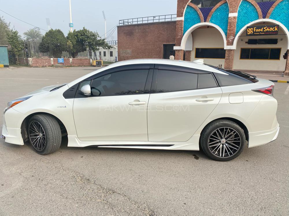 Toyota Prius 2017 for Sale in Lahore Toyota Prius 2017 for Sale in Lahore Image-8