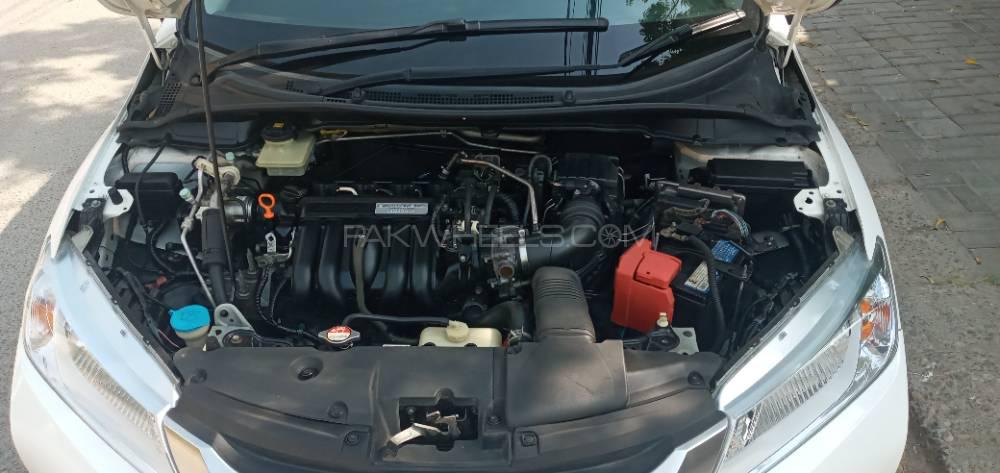 Honda Grace Hybrid 2015 for Sale in Karachi Honda Grace Hybrid 2015 for Sale in Karachi Image-9