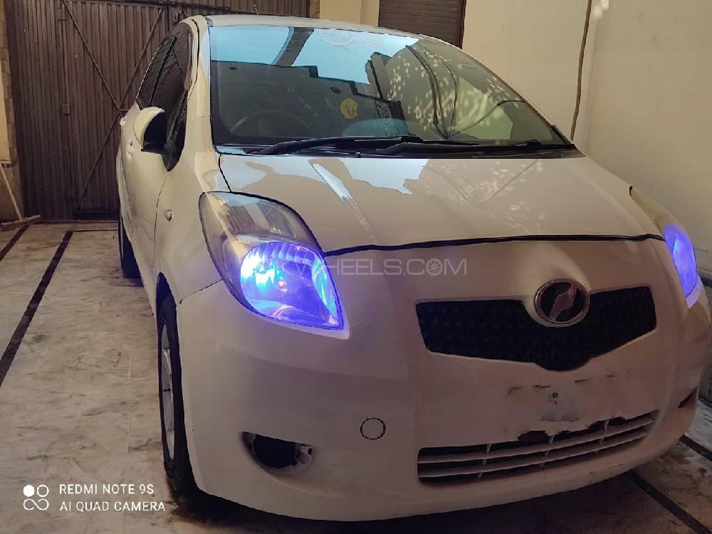 Toyota Vitz 2005 for Sale in Peshawar Image-1