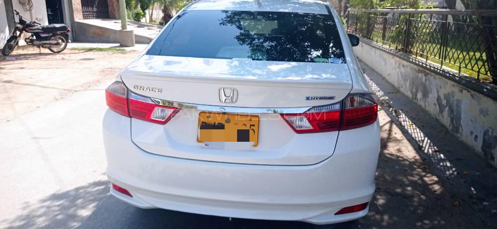 Honda Grace Hybrid 2014 for Sale in Karachi Image-1