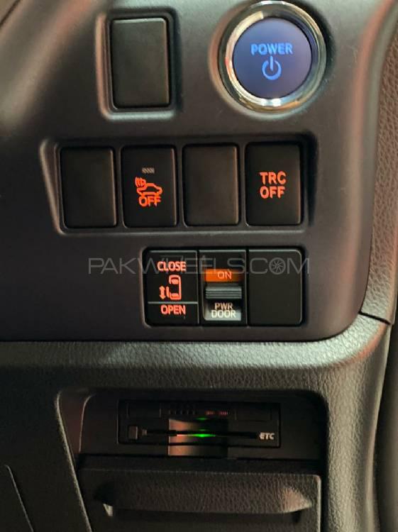 ٹویوٹا نوح 2015 for Sale in پشاور ٹویوٹا نوح 2015 for Sale in پشاور Image-9