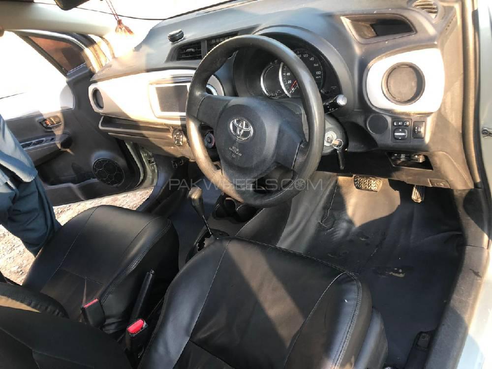 Toyota Vitz 2013 for Sale in Jampur Image-1