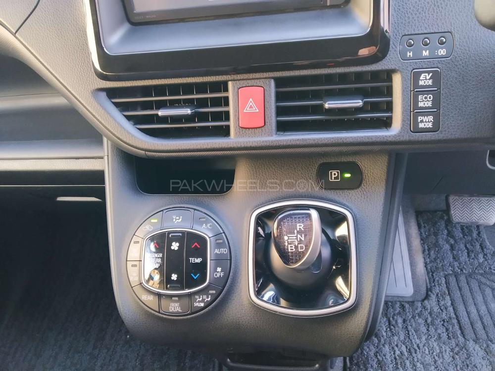 Toyota Noah 2015 for Sale in Lahore Toyota Noah 2015 for Sale in Lahore Image-9