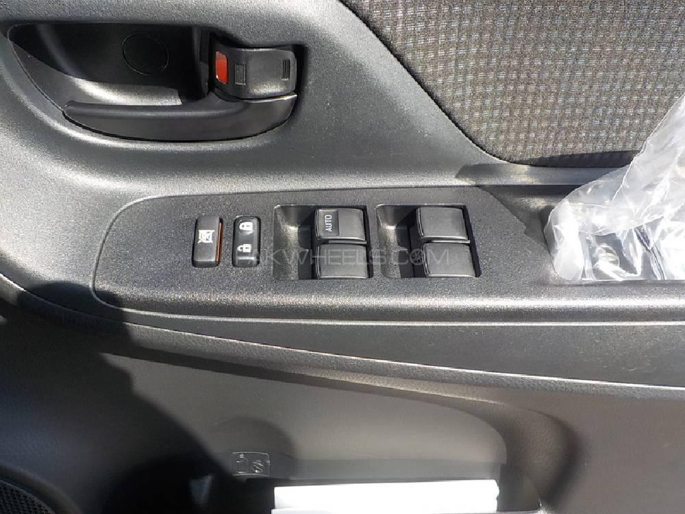 Toyota Vitz 2017 for Sale in Peshawar Toyota Vitz 2017 for Sale in Peshawar Image-12