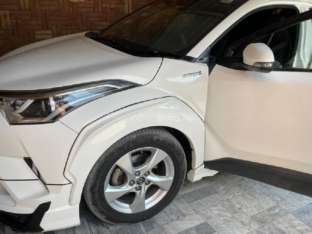 Toyota C-HR 2017 for Sale in Lahore Toyota C-HR 2017 for Sale in Lahore Image-6