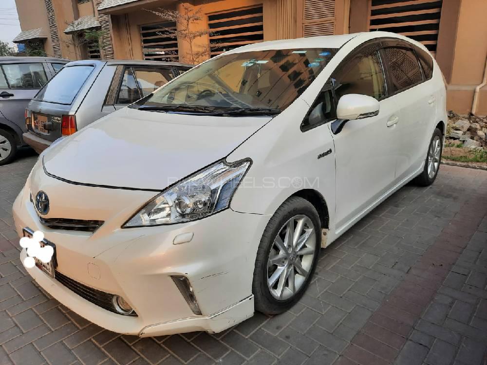 Toyota Prius Alpha 2014 for Sale in Lahore Image-1
