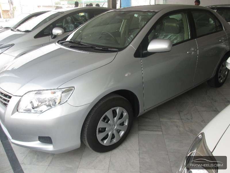 Toyota Corolla Axio 2011 for Sale in Faisalabad Image-1
