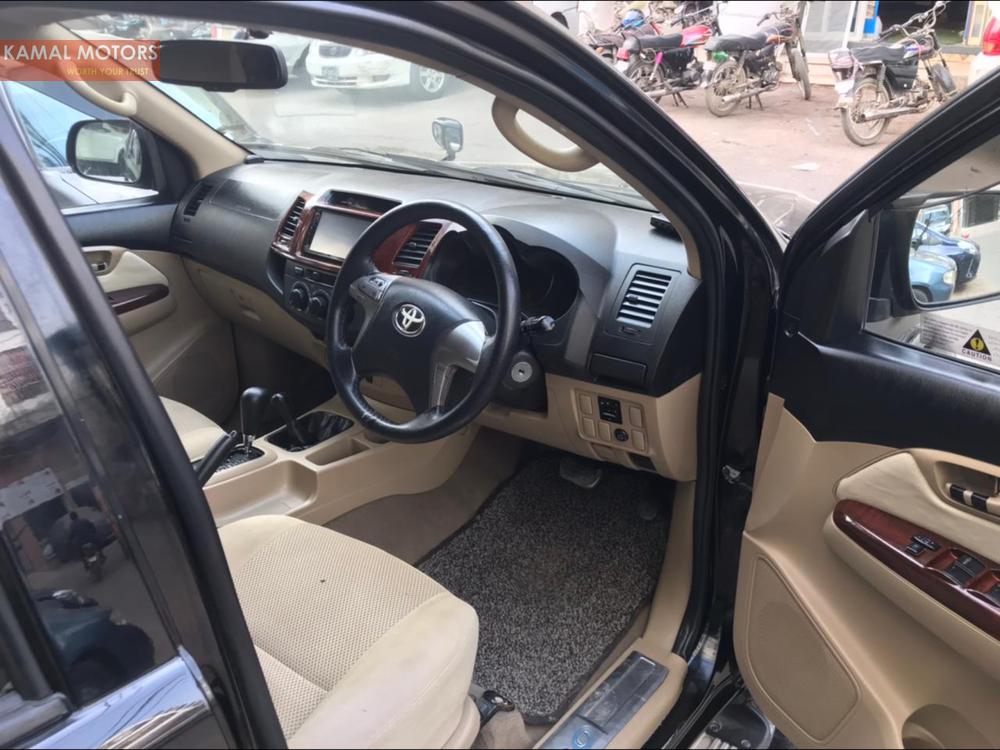 Toyota Hilux 2016 for Sale in Karachi Toyota Hilux 2016 for Sale in Karachi Image-7