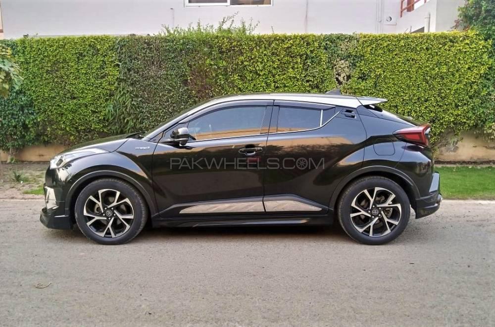 Toyota C-HR 2017 for Sale in Lahore Toyota C-HR 2017 for Sale in Lahore Image-4